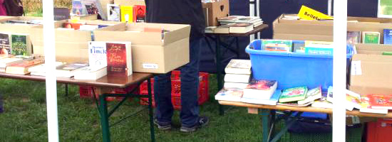 Bücherflohmarkt: Kisten mit Büchern zum Stöbern im Freien.