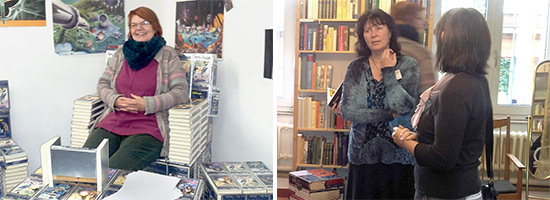 Mitarbeiterinnen beim Ausflug in die Phantastische Bibliothek: Auf einem Büchertron und im Gespräch vor Bücherregal