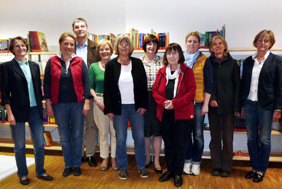 10 Vorstandsmitglieder des Fördervereins Stadtbibliothek Lich auf einem Gruppenfoto.