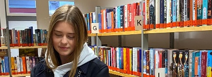 Mädchen vor Bücherregalen