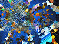 Abstraktes Bild mit Bauernhof und Farbkleksen